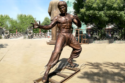 Selling classic square Bruce Lee bronze sculpture