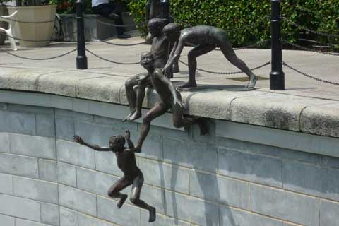 Antique design outdoor Bronze Naughty Boys Sculpture Beside River