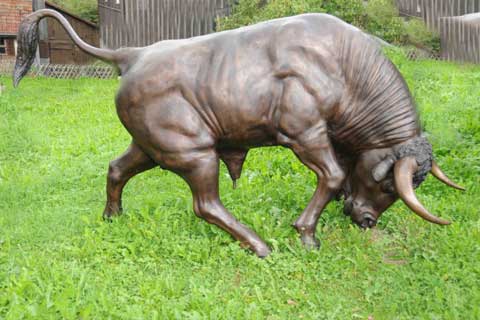 Outdoor life size design Casting Standing Bronze Sculpture Bull on Lawn